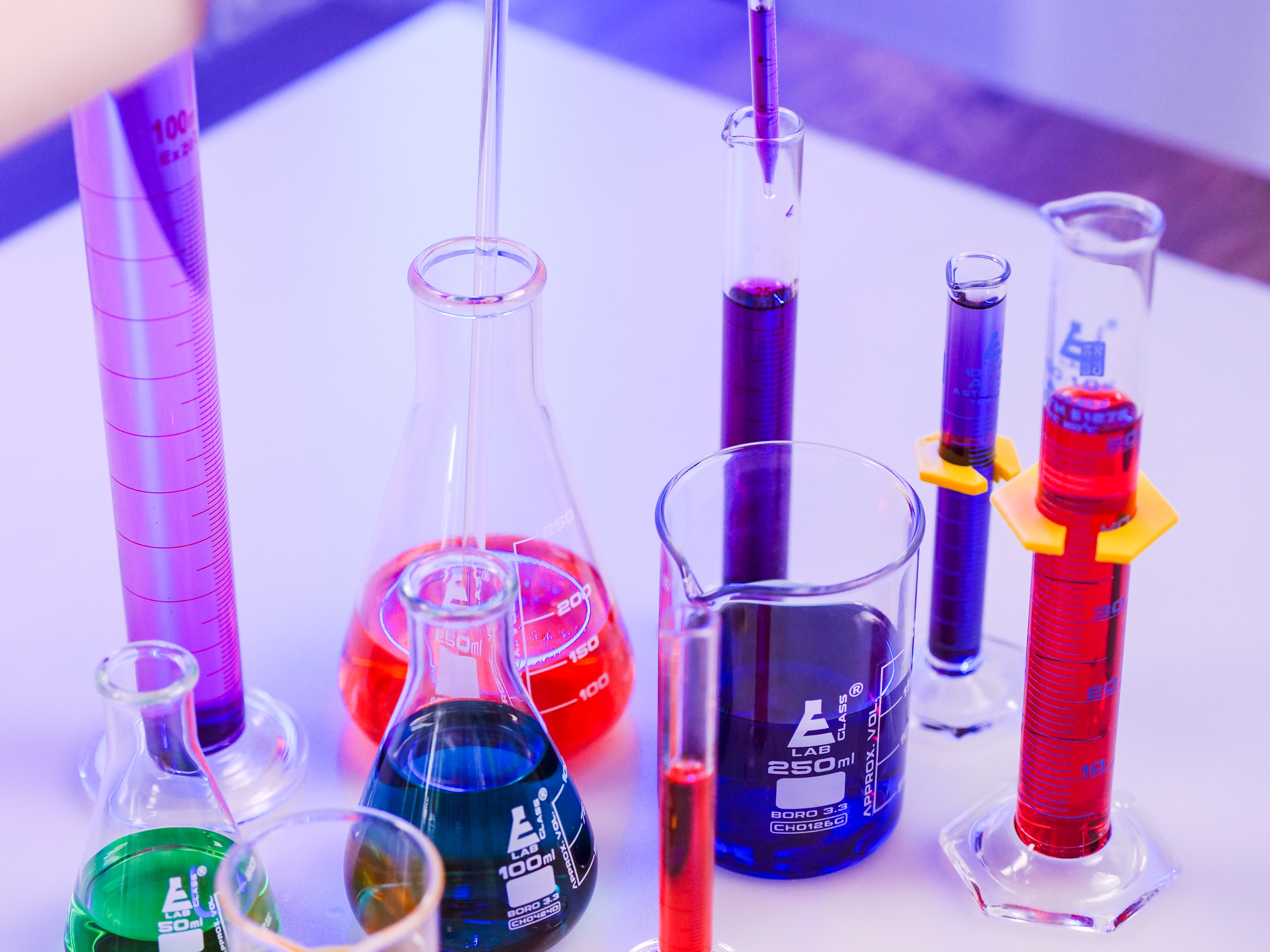 實驗室玻璃器皿清洗洗瓶機在制藥行業的作用及重要性